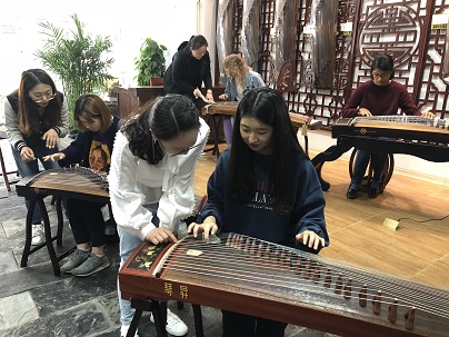 色情免费
留学生走进民族艺术教育学校2.jpg